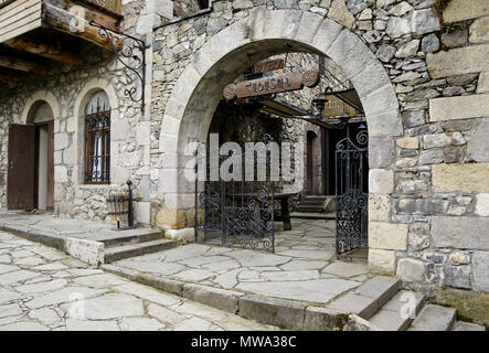 Les bâtiments traditionnels en pierre et en bois, maintenant utilisé comme magasins, restaurants, et un hôtel, le long d'une rue de l'ardoise dans le centre historique de Dilijan, Dilijan, Arménie Banque D'Images