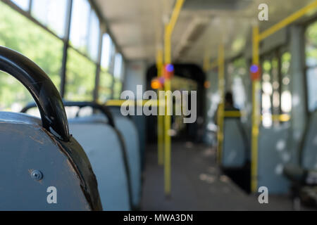 Intérieur de l'autobus de ville moderne et les sièges. Les transports publics Banque D'Images