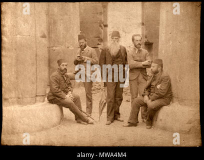 . Français : Eduard Toda, segon per l'esquerra, durant la seva estada un Egipte. 23 octobre 2006, 10:02:55. Cette image a été fourni à Wikimedia Commons par Biblioteca Museu Víctor Balaguer dans le cadre d'un projet de coopération en cours avec GLAMWIKI Amical Wikimedia. L'objet représenté dans l'image fait partie de la collection permanente de Biblioteca Museu Víctor Balaguer. Català | English | Français | Português | Русский |  +/- Ce travail est gratuit et peut être utilisé par quiconque pour tout usage. Si vous souhaitez utiliser ce contenu, vous n'avez pas besoin de demander l'autorisation à condition de suivre tout licensin Banque D'Images