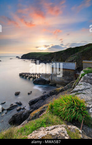 L'ancienne station de sauvetage au cap Lizard capturé au coucher du soleil. Banque D'Images