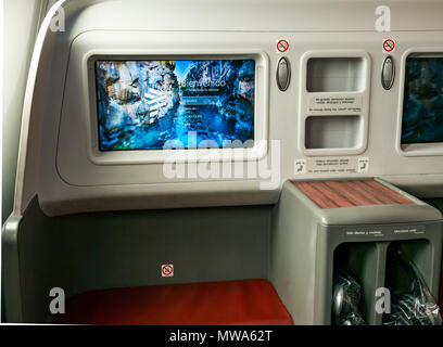 La classe affaires accueille les compagnies aériennes LATAM Dreamliner 787 en vol de l'île de Pâques à Santiago, avec console vidéo de bienvenue dans le divertissement de vol Banque D'Images