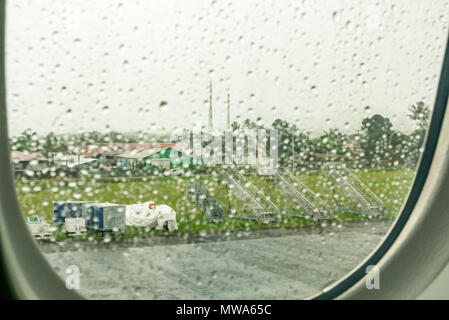 Vue à travers la fenêtre humide de l'avion avec des gouttes de pluie de la piste de l'aéroport international de Mataveri, île de Pâques Banque D'Images