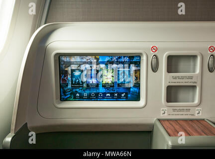 Des sièges de classe affaires des compagnies aériennes LATAM Dreamliner 787 battant de l'île de Pâques à Santiago, avec console de vidéo montrant des films de divertissement en vol Banque D'Images