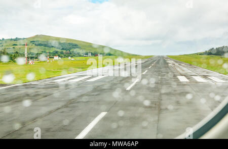 Vue à travers la fenêtre de l'avion avec la piste de l'aéroport international de Mataveri, île de Pâques, Chili Banque D'Images