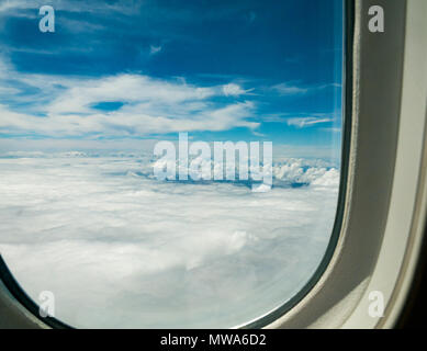 Vue du Dreamliner 787 LATAM airlines siège en classe affaires grâce à une fenêtre donnant sur l'océan Pacifique entre l'île de Pâques et le Chili Banque D'Images