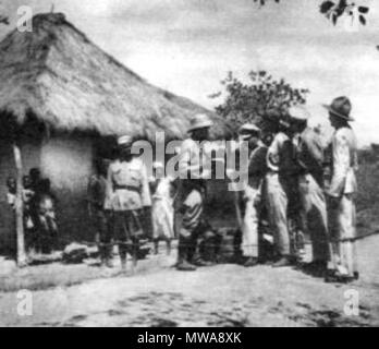 . Kazimierz Nowak traversant le 13-ème pays frontière entre les autorités coloniales quelque part en Afrique. La photo prise par Kazimierz Nowak (1897-1937, l'auteur est sur la photo, prise probablement par un retardateur) lors de son voyage en Afrique - un voyageur polonais, correspondant et photographe. Probablement le premier homme dans le monde qui ont traversé l'Afrique du Nord au Sud et du sud au nord (de 1931 à 1936 ; à pied, à vélo et en canoë). environ sur 1931-36. probablement Kazimierz Nowak ou d'un auteur inconnu 138 autorité coloniale Banque D'Images