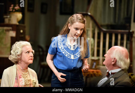 Penelope Keith (à gauche, jouant Mme St Maugham), Emma Curtis (jouer) Laurel et Oliver Ford Davies (jouer le Juge) à Enid Bagnold's Chalk Gar Banque D'Images