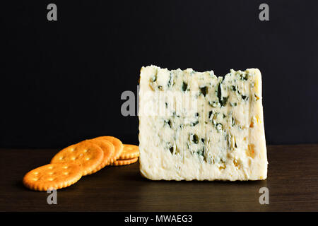 Tranches de fromage bleu danois et les cookies sur une vieille table en bois. Banque D'Images