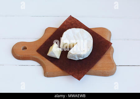 Le Camembert de Normandie ronde traditionnelle gastronomique française de produits laitiers aliments délicieux sur parchemin rustique. Banque D'Images