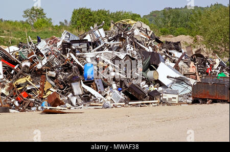 Pile de utilisés et les objets métalliques au prêt à être recyclé d'Enfouissement Banque D'Images