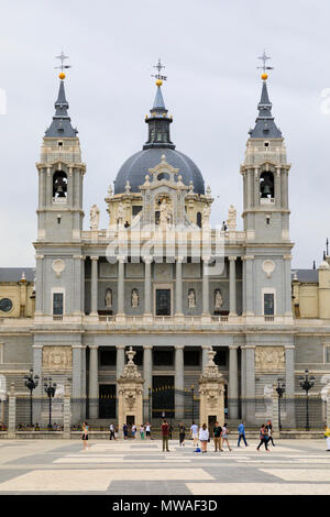 Façade de la cathédrale de Almundena, Madrid, Espagne. Mai 2018 Banque D'Images