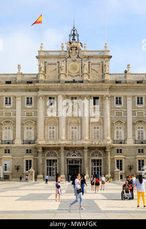 Détail d'un lampadaire dans la cour du Palais Royal Palacio Real de Madrid. résidence officielle de la famille royale espagnole. Calle Bailen, Mad Banque D'Images