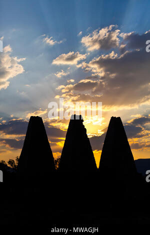 Le soleil se couche derrière le 16ème siècle les fonderies ou HORNOS au Santa Brigida MINE - MINÉRAL DE POZOS, MEXIQUE Banque D'Images