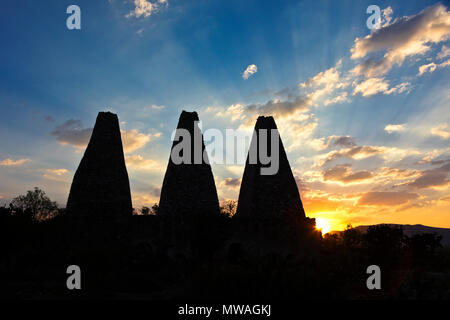 Le soleil se couche derrière le 16ème siècle les fonderies ou HORNOS au Santa Brigida MINE - MINÉRAL DE POZOS, MEXIQUE Banque D'Images