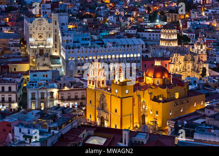 La BASILIQUE COLLÉGIALE DE NUESTRA SEÑORA DE GUANAJUATO est à l'heure le coucher du soleil - Guanajuato, Mexique Banque D'Images