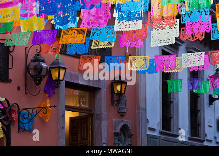 Découpe du papier drapeaux décorent les rues pendant la semaine de Pâques - Guanajuato, Mexique Banque D'Images