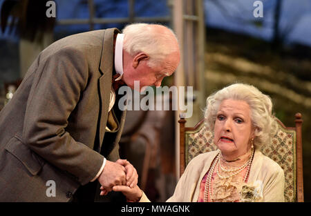 Penelope Keith (jouer Mme St Maugham)) et Oliver Ford Davies (jouer le Juge) à Enid Bagnold's Chalk Garden, Chichester Festival Theatre... Banque D'Images