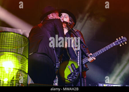 Pete Doherty et Carl Barât de The Libertines live sur scène à Glasgow, en Écosse, en 2016. Peter Doherty et Carl Barat, les libertins sur scène. Banque D'Images