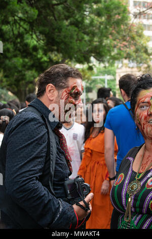 Zombie Walk Sydney, Australie, le 2 novembre 2013 : Les participants habillés en costumes et la marche comme les morts-vivants Banque D'Images