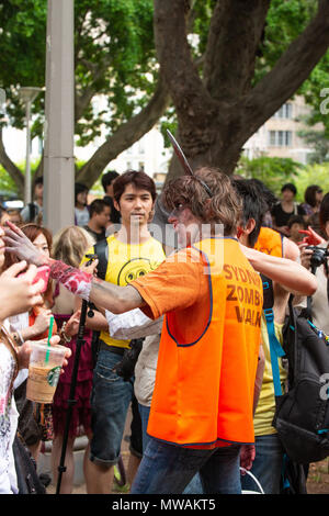 Zombie Walk Sydney, Australie, le 2 novembre 2013 : Les participants habillés en costumes et la marche comme les morts-vivants Banque D'Images