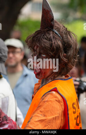 Zombie Walk Sydney, Australie, le 2 novembre 2013 : Les participants habillés en costumes et la marche comme les morts-vivants Banque D'Images