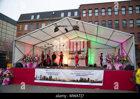 Célébrations pour le Nouvel An chinois dans le centre-ville de Manchester comme des actes, des performances et des danseurs dans la rue et la scène pour célébrer l'événement Banque D'Images