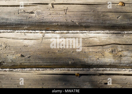 Surface en bois peint naturel close-up, la texture. Planches de bois horizontal en bois rustique avec des fissures, des rayures pour le design moderne, les modèles, l'arrière-plan, copy space Banque D'Images