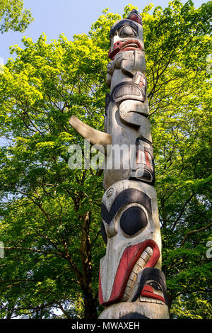 Totem en parc Nordnes, Bergen, Norvège. Un cadeau de ville soeur Seattle en 1970 pour les 900 ans de Bergen. Banque D'Images