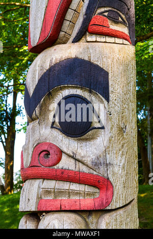 Totem en parc Nordnes, Bergen, Norvège. Un cadeau de ville soeur Seattle en 1970 pour les 900 ans de Bergen. Banque D'Images