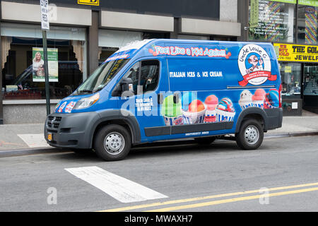 L'ONCLE LOUIE G Italian ices & ice cream truck garé sur Austin Street à Forest Hills, Queens, New York. Banque D'Images