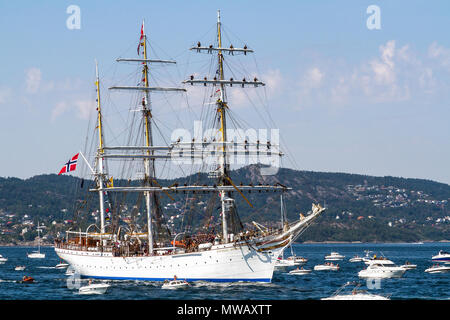 Course des grands voiliers 2014 Bergen, Norvège. Trois-mâts barque norvégien ''Statsraad Lehmkuhl'' arrivant Byfjorden, Bergen avec une armada de petits bateaux. Banque D'Images