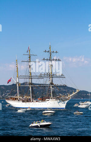 Course des grands voiliers 2014 Bergen, Norvège. Trois-mâts barque norvégien ''Statsraad Lehmkuhl'' arrivant Byfjorden, Bergen avec une armada de petits bateaux. Banque D'Images