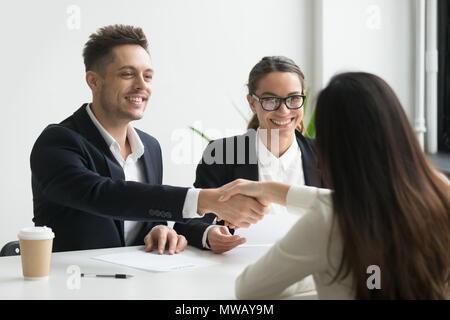 Smiling hr manager handshaking embauché candidate à la création d'int Banque D'Images