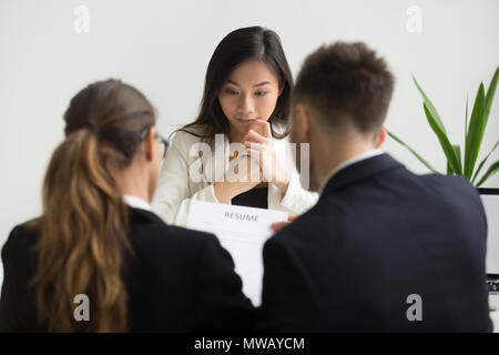 Femme d'origine asiatique requérant nerveux a souligné à l'entrevue d'emploi Banque D'Images