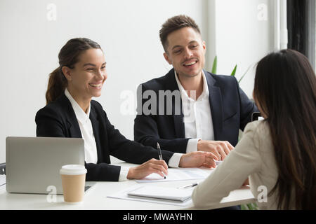 Les membres de l'équipe sympathique de discuter rire ensemble au cours d'office b Banque D'Images