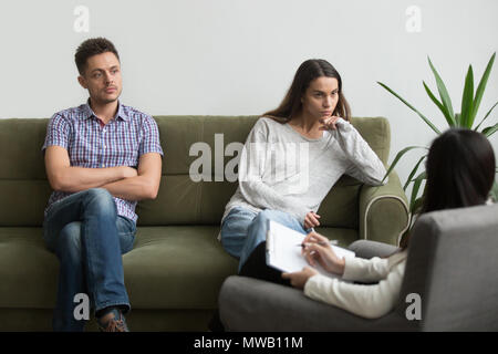 Millénaire malheureux couple sitting on couch part féminine de visite Banque D'Images