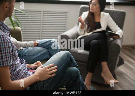 Consultation psychologue asiatique parler aux malheureux en couple offic Banque D'Images