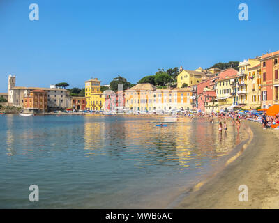 Sestri Levante, ligurie, italie - circa Juin 2010 : la plage spectaculaire de la baie de silence avec des maisons qui se reflètent dans la mer. Célèbre station balnéaire italienne. Banque D'Images