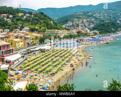 Moneglia, ligurie, italie - circa Juin 2010 : Vue aérienne de l'une des plages populaires de la stations balnéaires touristiques de la côte ligure en été. Banque D'Images