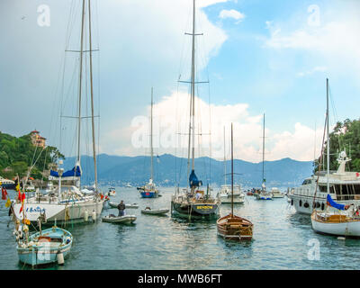 Santa Margherita Ligure, ligurie, italie - circa Juin 2010 : bateaux de pêche, voiliers et bateaux à moteur dans le port d'une des stations les plus populaires sur la côte ligure italienne en été. Banque D'Images