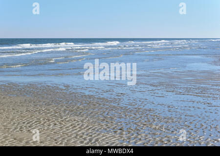 Plage à marée basse, structure en forme de vague, dans le sable humide, Mer du Nord, Norderney, îles de la Frise orientale, Basse-Saxe, Allemagne Banque D'Images