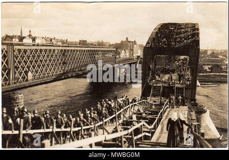 . Anglais : les troupes allemandes traversant le fleuve Daugava via le pont de chemin de fer bombardé à Riga. 1917. Les troupes allemandes 241 anonyme Daugava crossing Banque D'Images