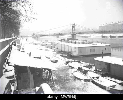 . English : Lyon, l'école de natation Jacquier sous la neige. A l'arrière-plan, la passerelle du Collège et le Pont Morand. Sans doute avant 1900. 18 novembre 2012, 23:55:24. 176 anonyme Ecole de natation Jacquier Banque D'Images