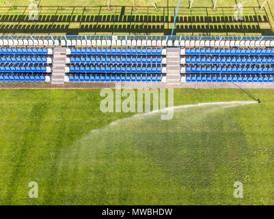 Sprinkler watering terrain de football terrain de football d'en haut. Banque D'Images