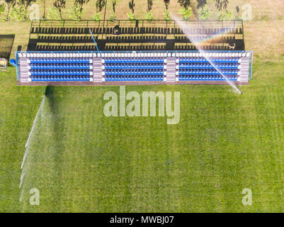 Arrosage arroseurs terrain de football. Vue aérienne du terrain de football vide. Banque D'Images