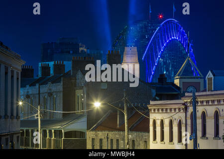 Un éclairage spécial orne l'arc de Sydney Harbour Bridge, vu au-dessus des toits des maisons historiques et des roches quartier, dans le cadre de la '2017 Vivid Sydney' festival. L'événement annuel populaire, qui a eu lieu sur les rives du port de Sydney et précédemment connu sous le nom de Vivid Festival, se déroule du 26 mai au 17 juin 2017. Banque D'Images