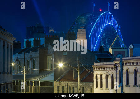 Un éclairage spécial orne l'arc de Sydney Harbour Bridge, vu au-dessus des toits des maisons historiques et des roches quartier, dans le cadre de la '2017 Vivid Sydney' festival. L'événement annuel populaire, qui a eu lieu sur les rives du port de Sydney et précédemment connu sous le nom de Vivid Festival, se déroule du 26 mai au 17 juin 2017. Banque D'Images