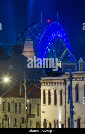 Un éclairage spécial orne l'arc de Sydney Harbour Bridge, vu au-dessus des toits des maisons historiques et des roches quartier, dans le cadre de la '2017 Vivid Sydney' festival. L'événement annuel populaire, qui a eu lieu sur les rives du port de Sydney et précédemment connu sous le nom de Vivid Festival, se déroule du 26 mai au 17 juin 2017. Banque D'Images