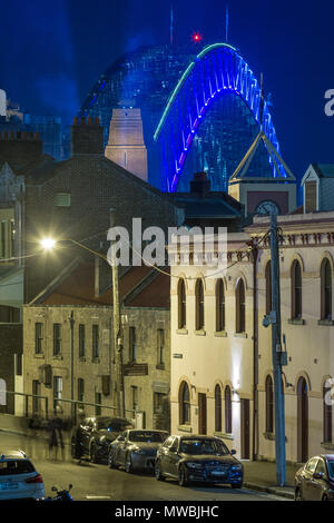 Un éclairage spécial orne l'arc de Sydney Harbour Bridge, vu au-dessus des toits des maisons historiques et des roches quartier, dans le cadre de la '2017 Vivid Sydney' festival. L'événement annuel populaire, qui a eu lieu sur les rives du port de Sydney et précédemment connu sous le nom de Vivid Festival, se déroule du 26 mai au 17 juin 2017. Banque D'Images