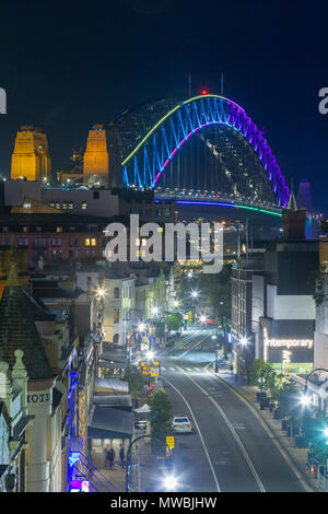 Un éclairage spécial orne l'arc de Sydney Harbour Bridge, vu au-dessus de la rue George au nord, dans les rochers, dans le cadre de la '2017 Vivid Sydney' festival. L'événement annuel populaire, qui a eu lieu sur les rives du port de Sydney et précédemment connu sous le nom de Vivid Festival, se déroule du 26 mai au 17 juin 2017. Banque D'Images